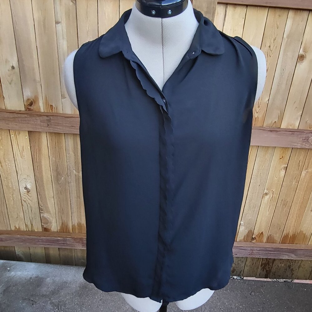 LOFT Women's black button front scalloped edge sleeveless top size small